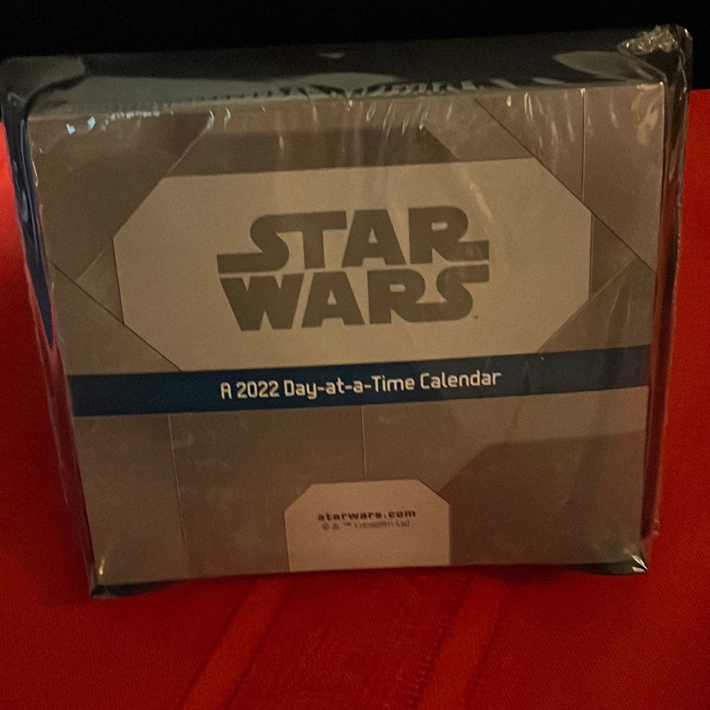 NWT 2022 Star Wars calendar - still 6 months left (Mlb)